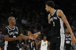 开云体育-波兰男篮爆冷湖人，保罗送出助攻