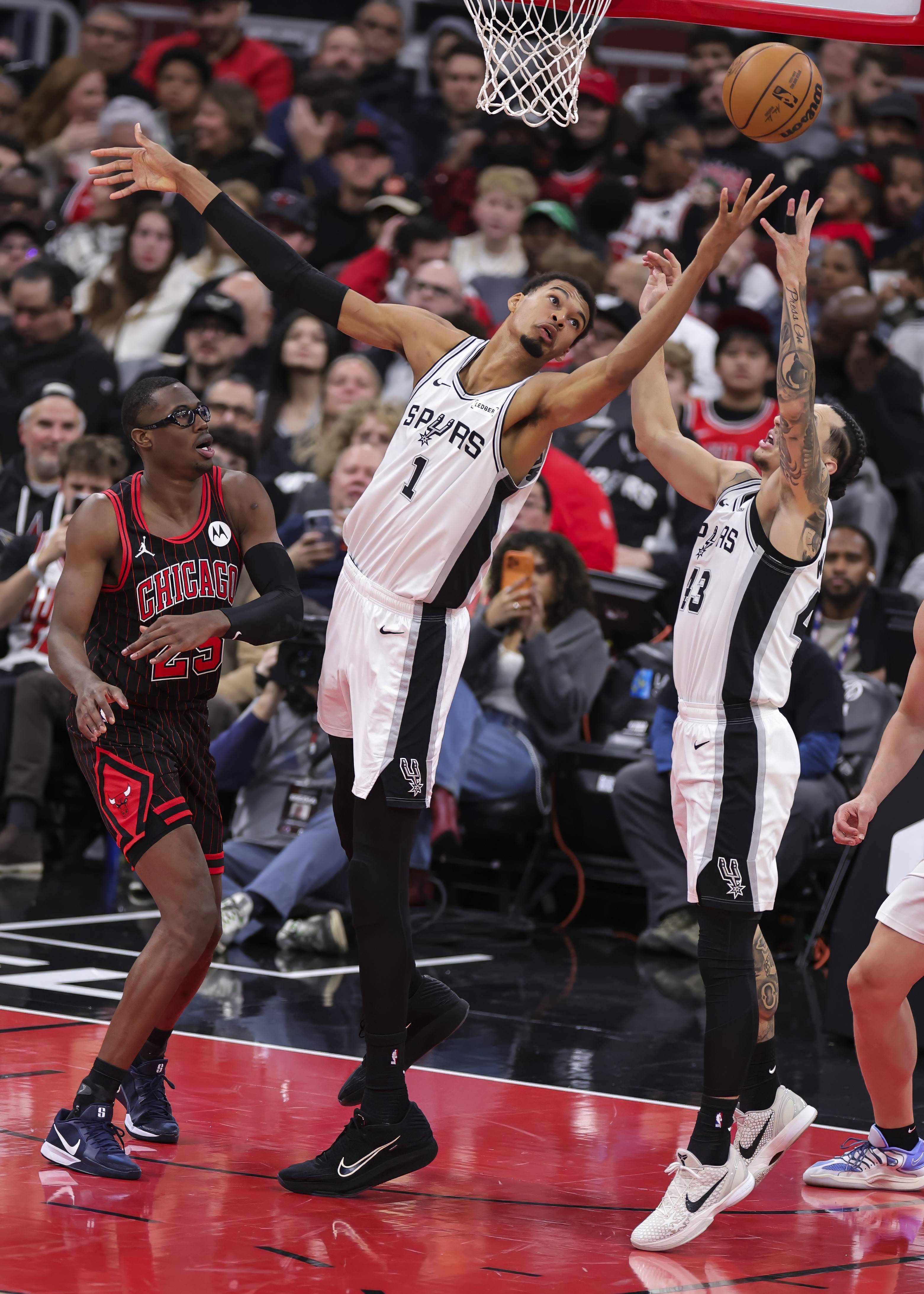 关于公牛鏖战北京队，德罗赞统治全场的信息