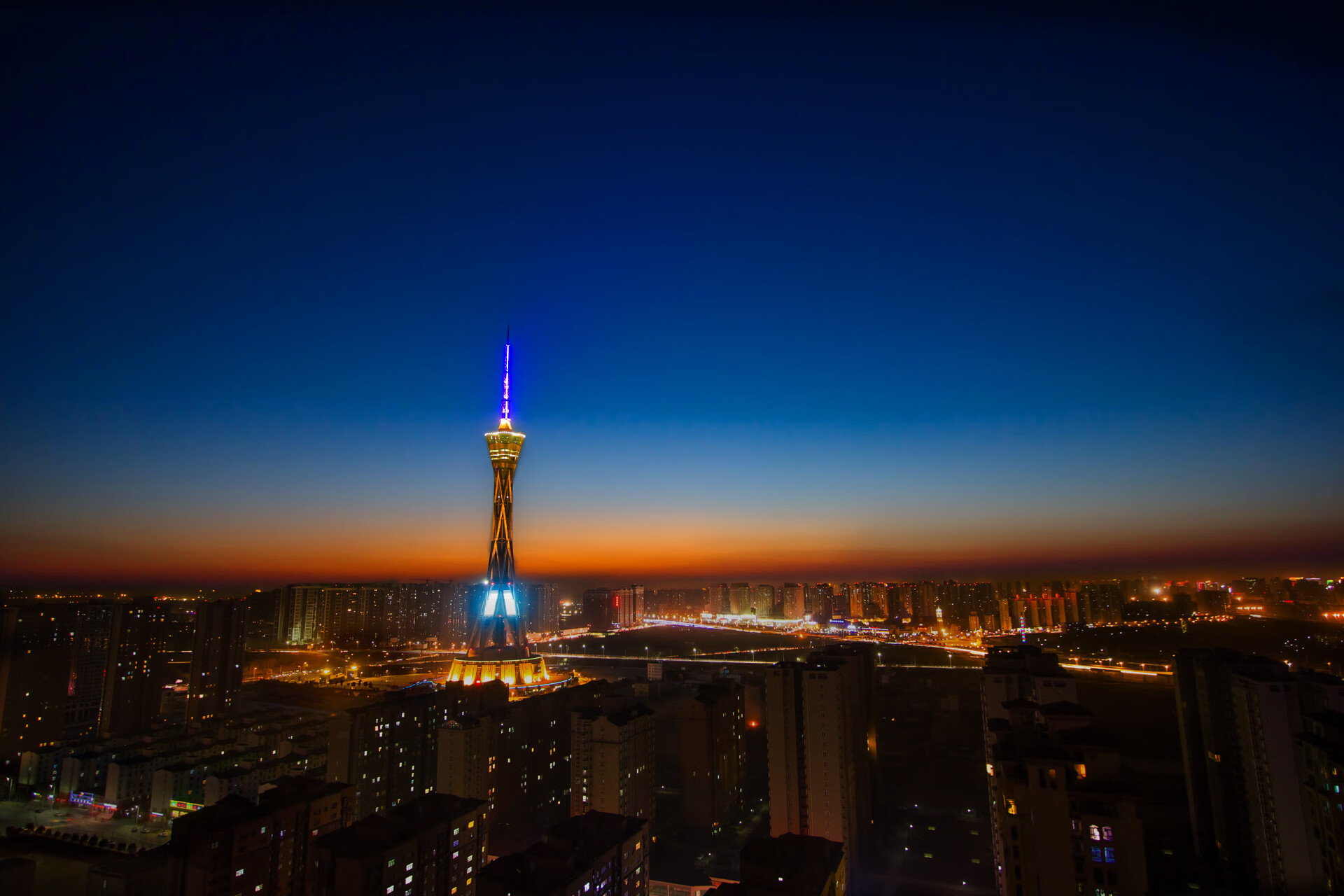 在蒙特卡洛险胜的红土上，兹维列夫扛起了德国军团的法网火种